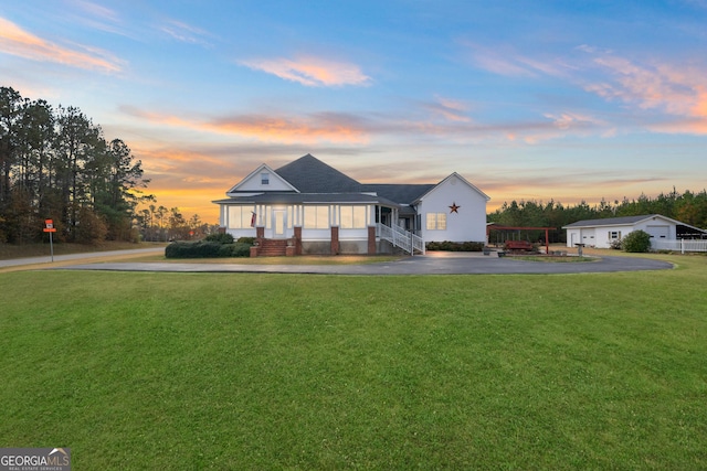 view of front of house featuring a yard