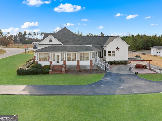 view of front facade featuring a front yard