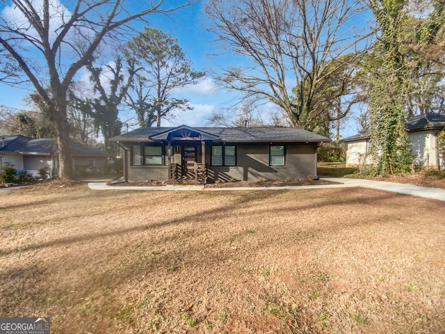 view of front facade featuring a front lawn