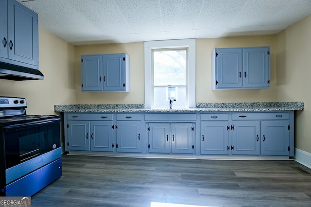 kitchen featuring sink, dark wood-type flooring, and electric range