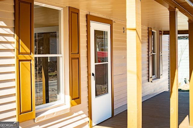 doorway to property featuring covered porch