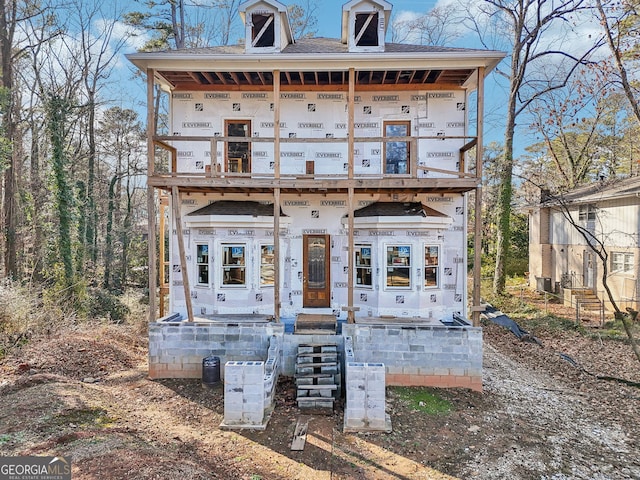 view of front of home featuring a balcony