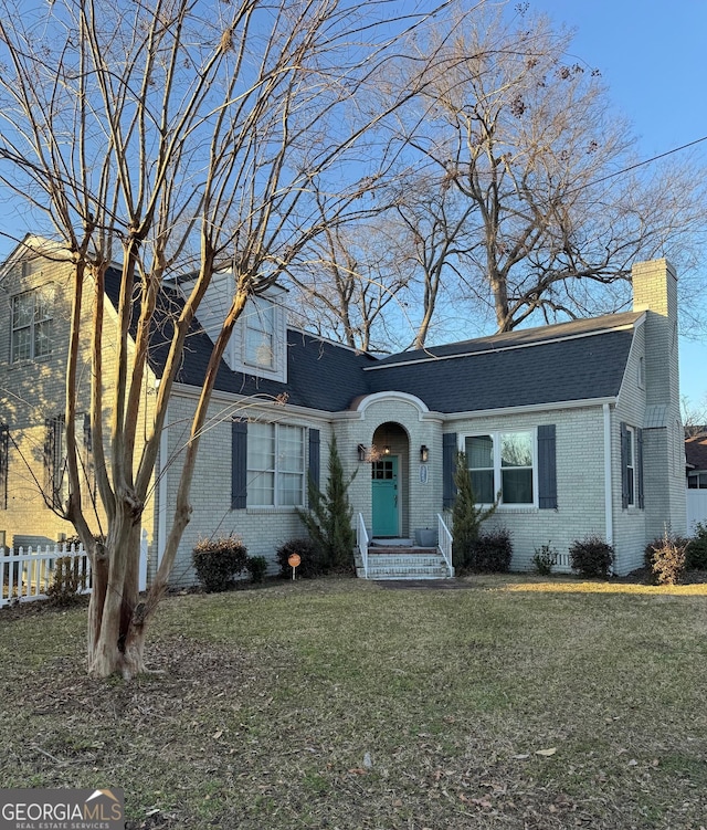 view of front facade featuring a front lawn