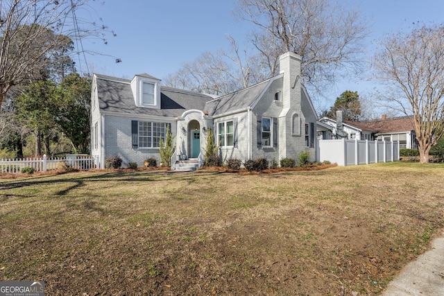 view of front of home featuring a front lawn