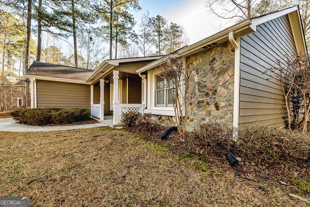 view of front of property featuring a porch and a front lawn