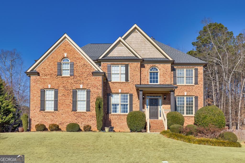 view of front facade with a front yard