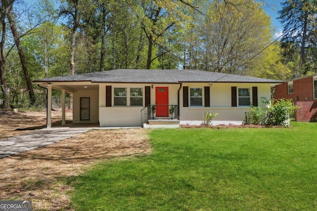 single story home featuring a carport and a front lawn