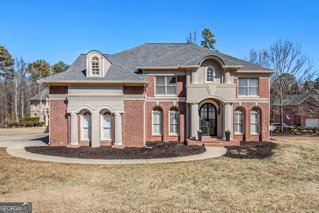 view of front of property featuring a front yard