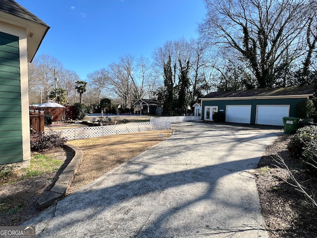 view of yard featuring an outbuilding and a garage