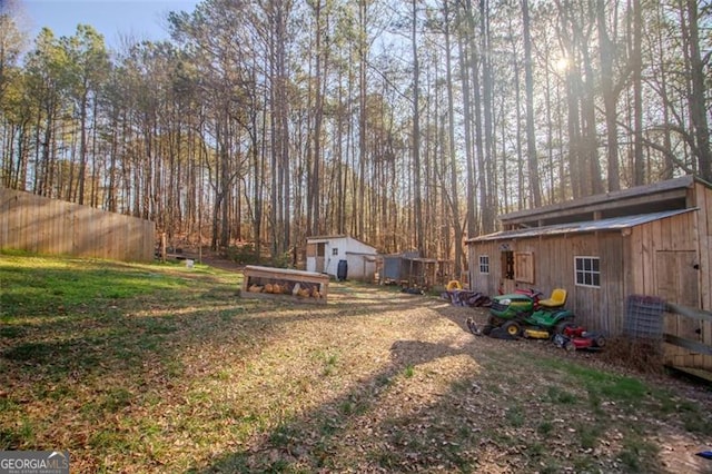 view of yard with an outbuilding