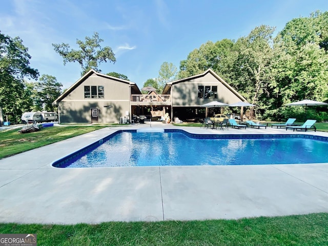 view of swimming pool featuring a patio