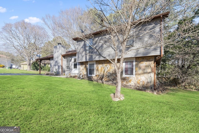 view of front facade with a front lawn