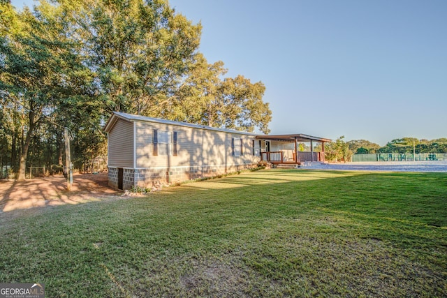 view of front of house featuring a front lawn