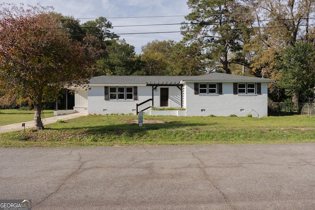 ranch-style home featuring a front lawn