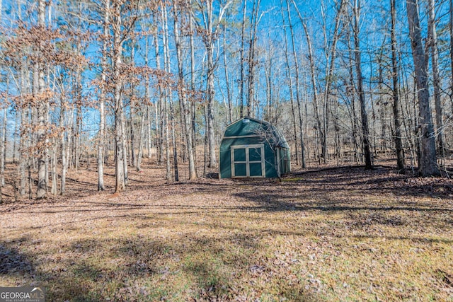 view of yard featuring a storage shed