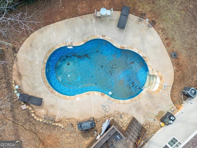 view of swimming pool