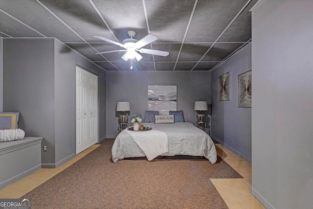 bedroom with ceiling fan, carpet floors, and a closet