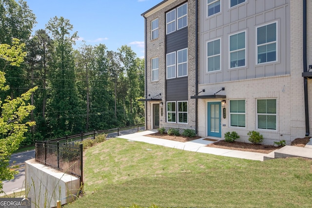 view of front of home featuring a front yard