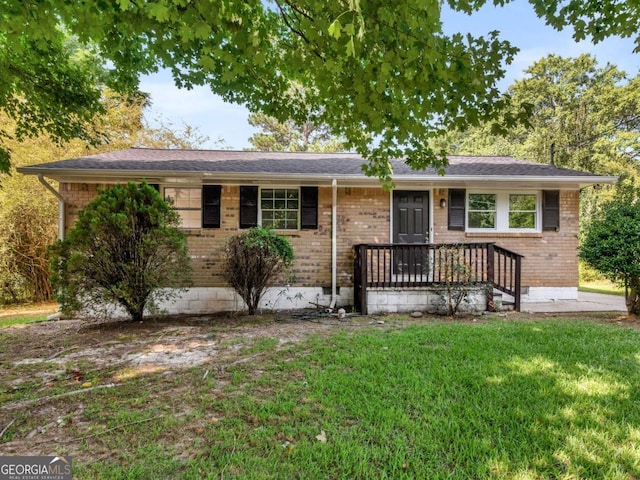 ranch-style house featuring a front lawn