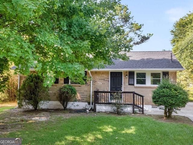 view of front facade featuring a front yard