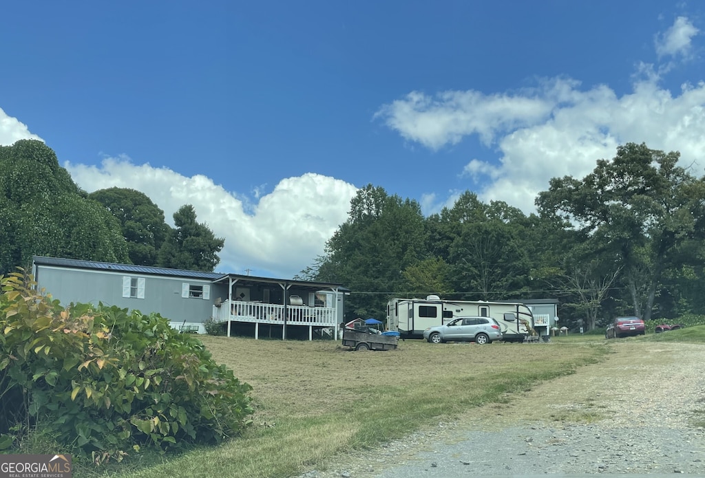 view of front of property featuring a front lawn