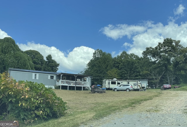 view of front of property featuring a front lawn