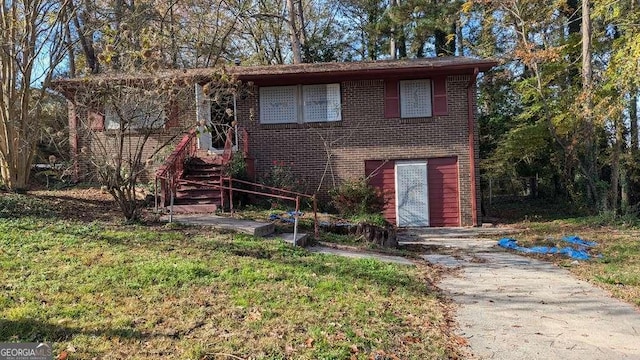 view of front of property featuring a front lawn