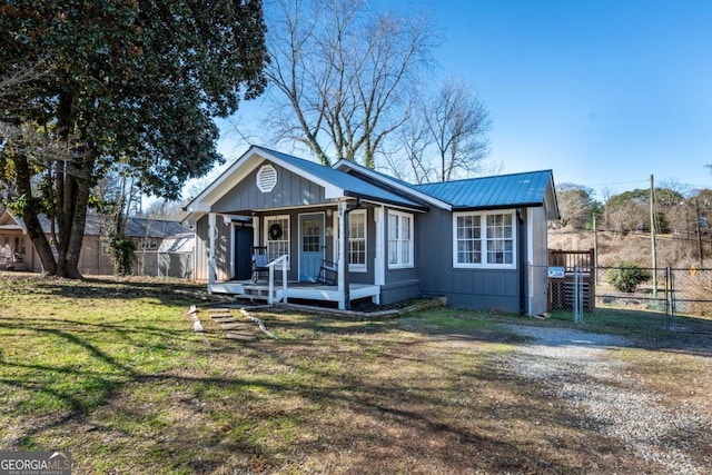 view of front facade featuring a porch and a front yard