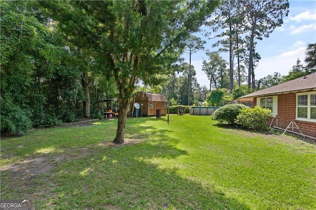 view of yard featuring a pool