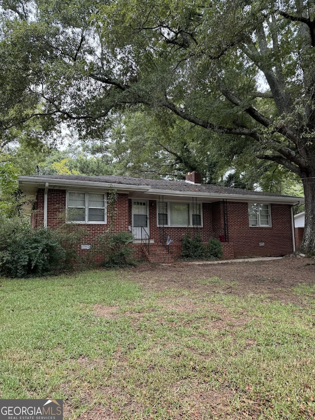 single story home with a front lawn