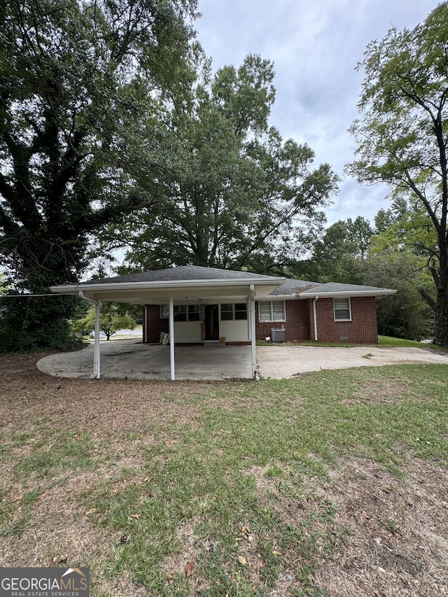 view of front of house featuring central AC unit and a front yard