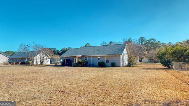 view of front of house featuring a front lawn