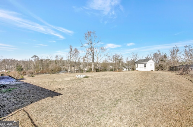 view of yard featuring an outbuilding