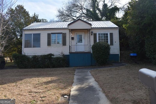 view of front of home with a front yard