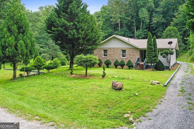 ranch-style house featuring a front lawn