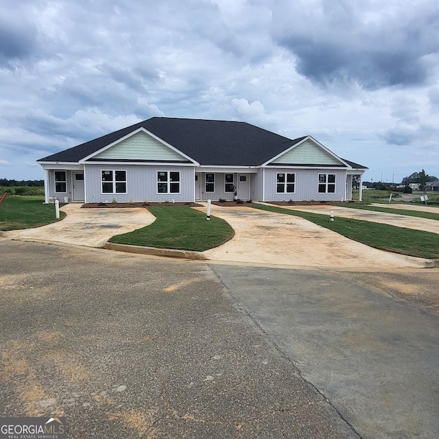 ranch-style home featuring a front yard