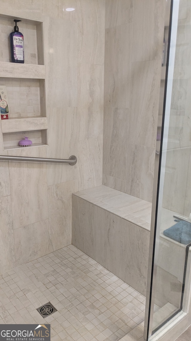 bathroom featuring a tile shower