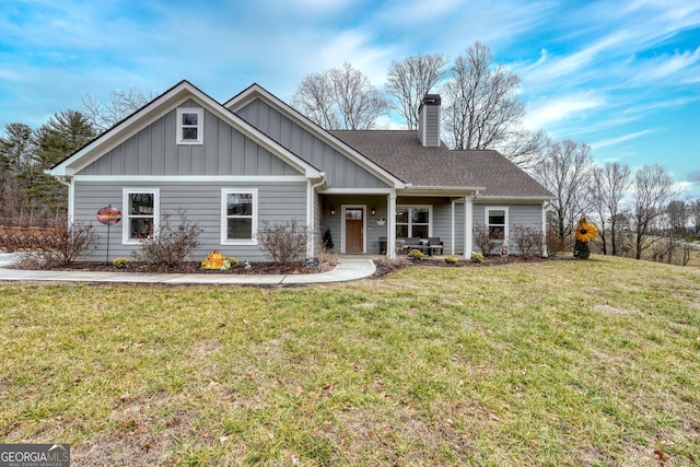 view of front of house with a front lawn