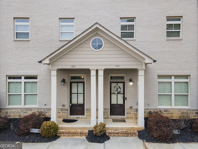 property entrance featuring a porch