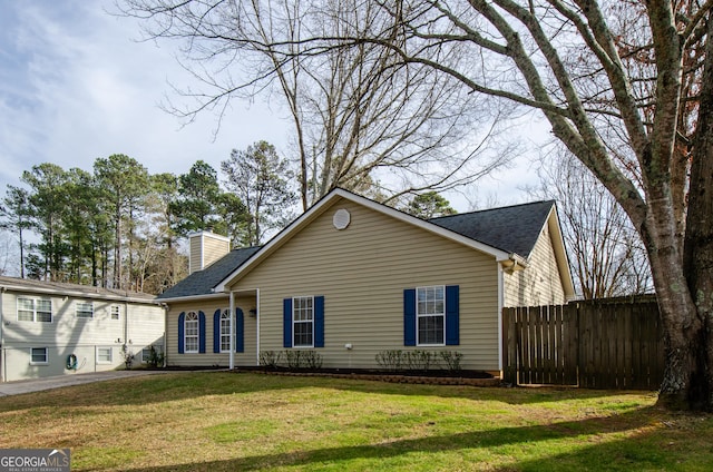 view of front of home featuring a front lawn