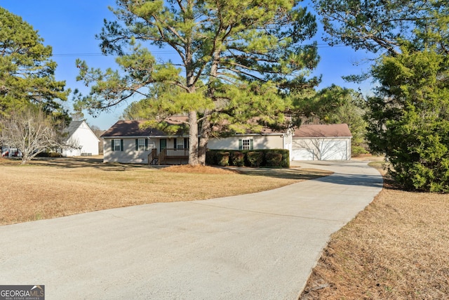 view of front of house featuring a front lawn