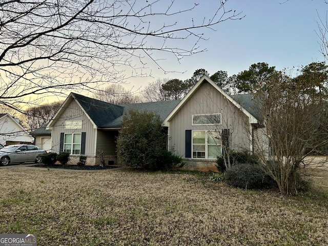 view of front of property featuring a lawn