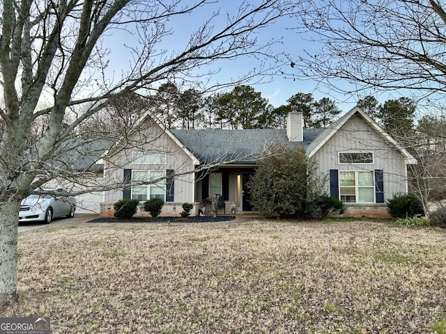 view of front of property with a front yard