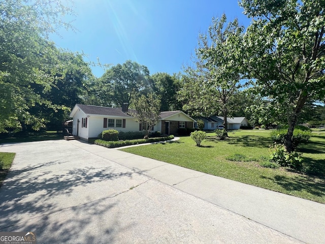 ranch-style house featuring a front lawn