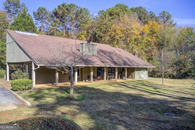 view of front of home featuring a front lawn