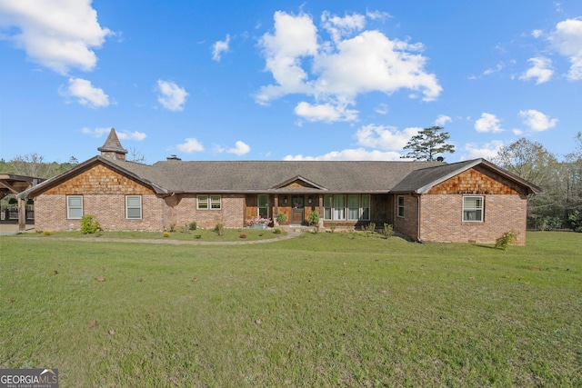 single story home with a front lawn