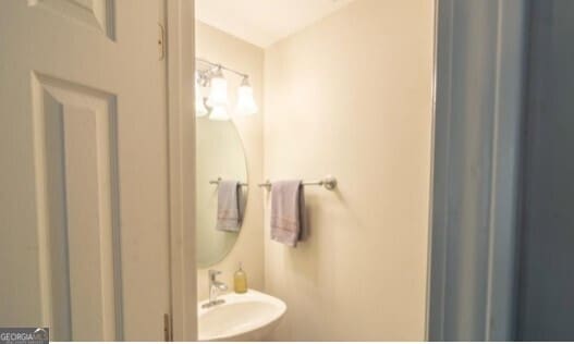 bathroom featuring sink