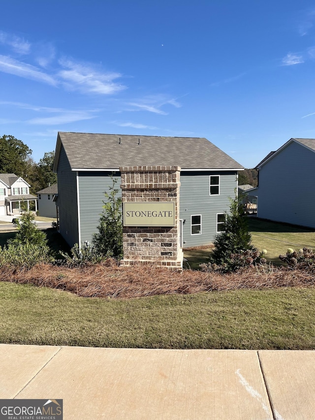 community sign featuring a yard