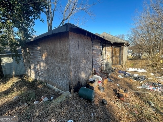 view of side of property with a storage shed