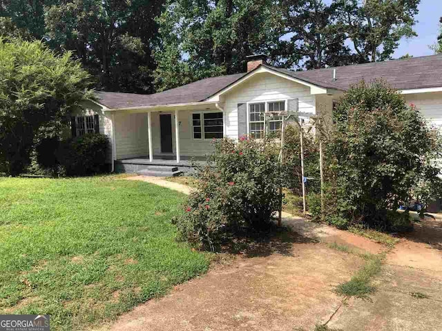 view of front of property with a front yard